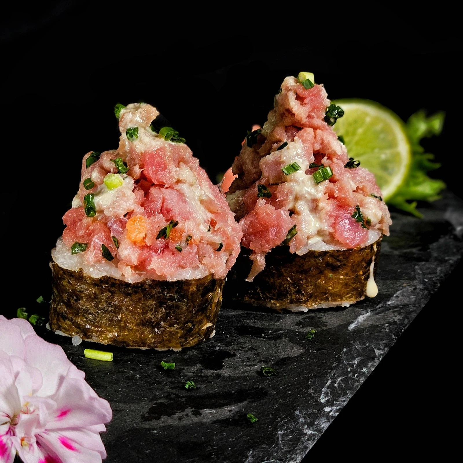 Arroz de sushi envuelto en alga nori, relleno de tartar de atún fresco.