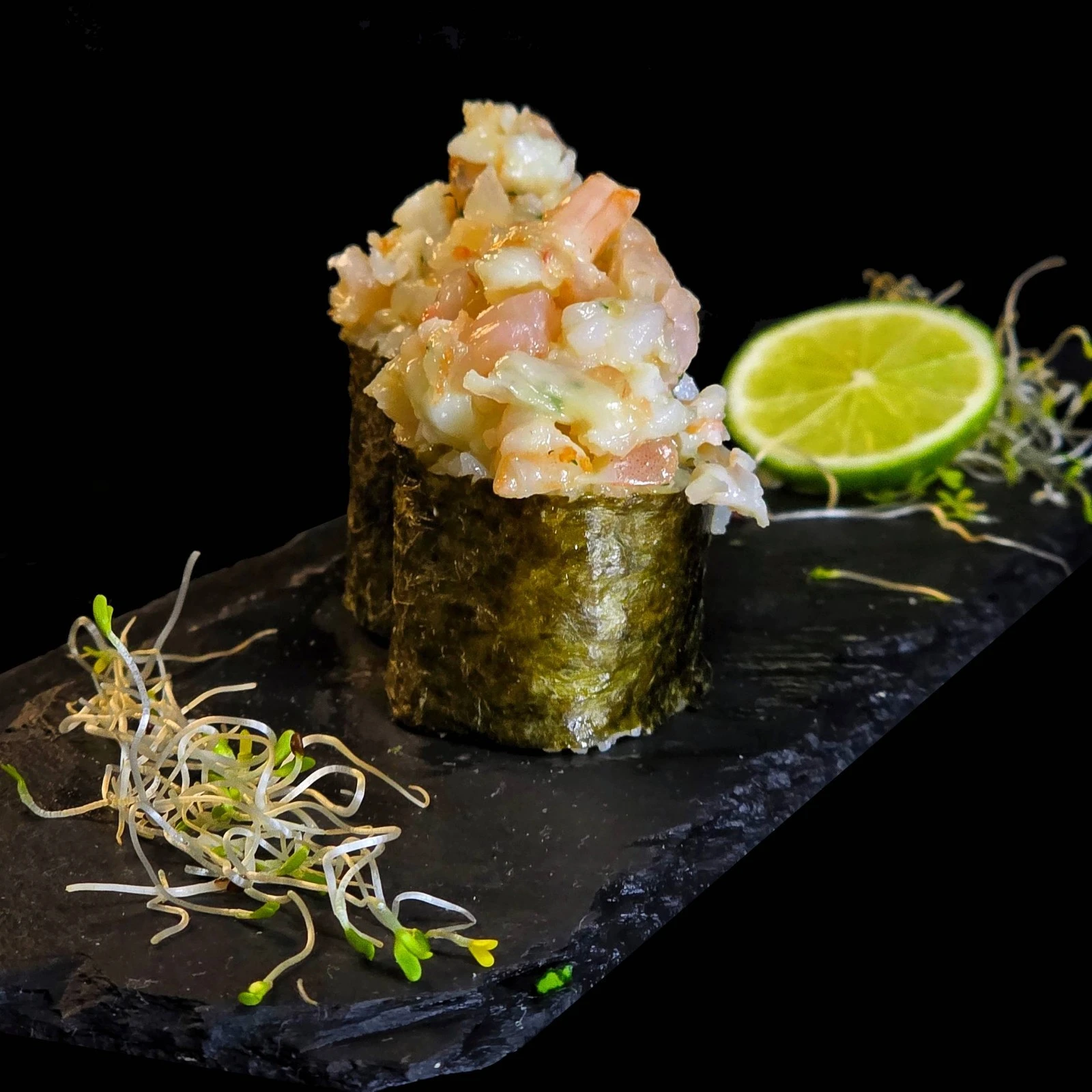 Arroz de sushi envuelto en alga nori, relleno de tartar de langostinos.